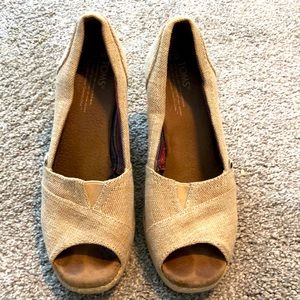 Toms wedge tan shoe size 6